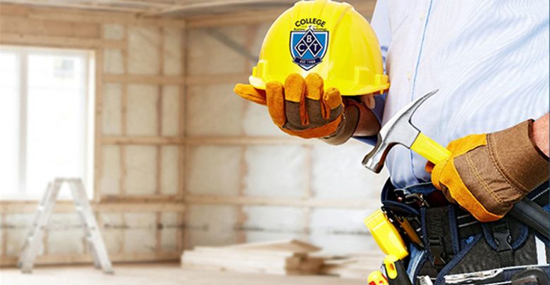 Trabajador capacitado en construcción posa frente a escalera con herramientas y casco con logo de CBT College.